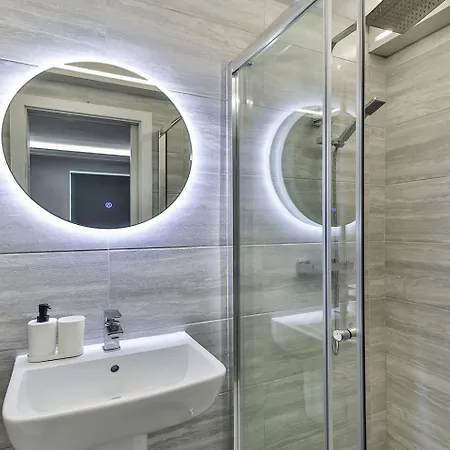 Spacious, Modern 2 Bed With Ensuites Apart-hotel