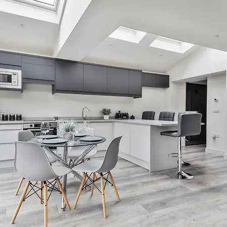 Apart-hotel Spacious, Modern 2 Bed With Ensuites *