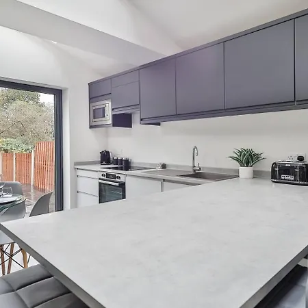 Spacious, Modern 2 Bed With Ensuites *