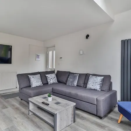Spacious, Modern 2 Bed With Ensuites * Sheffield