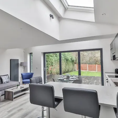 Spacious, Modern 2 Bed With Ensuites Apart-hotel *