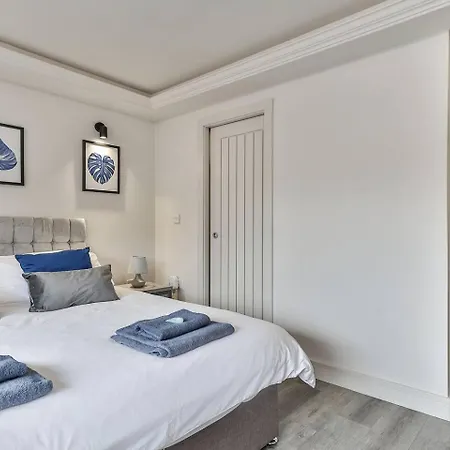 Apart-hotel Spacious, Modern 2 Bed With Ensuites *