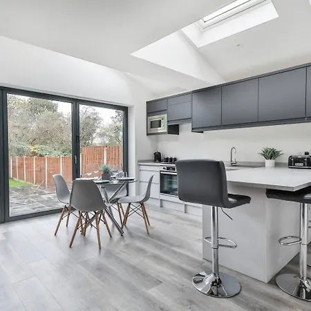 Spacious, Modern 2 Bed With Ensuites Sheffield