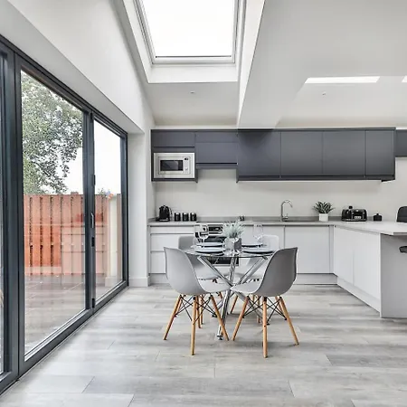 Spacious, Modern 2 Bed With Ensuites * Sheffield